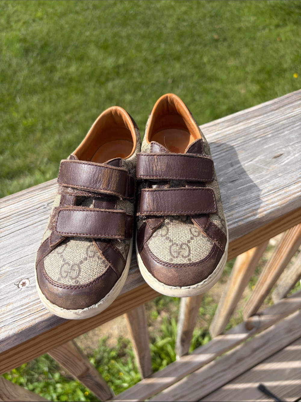 Gucci kids Brown Logo-Accent Velcro Sneakers brown leather trim. Size 9C